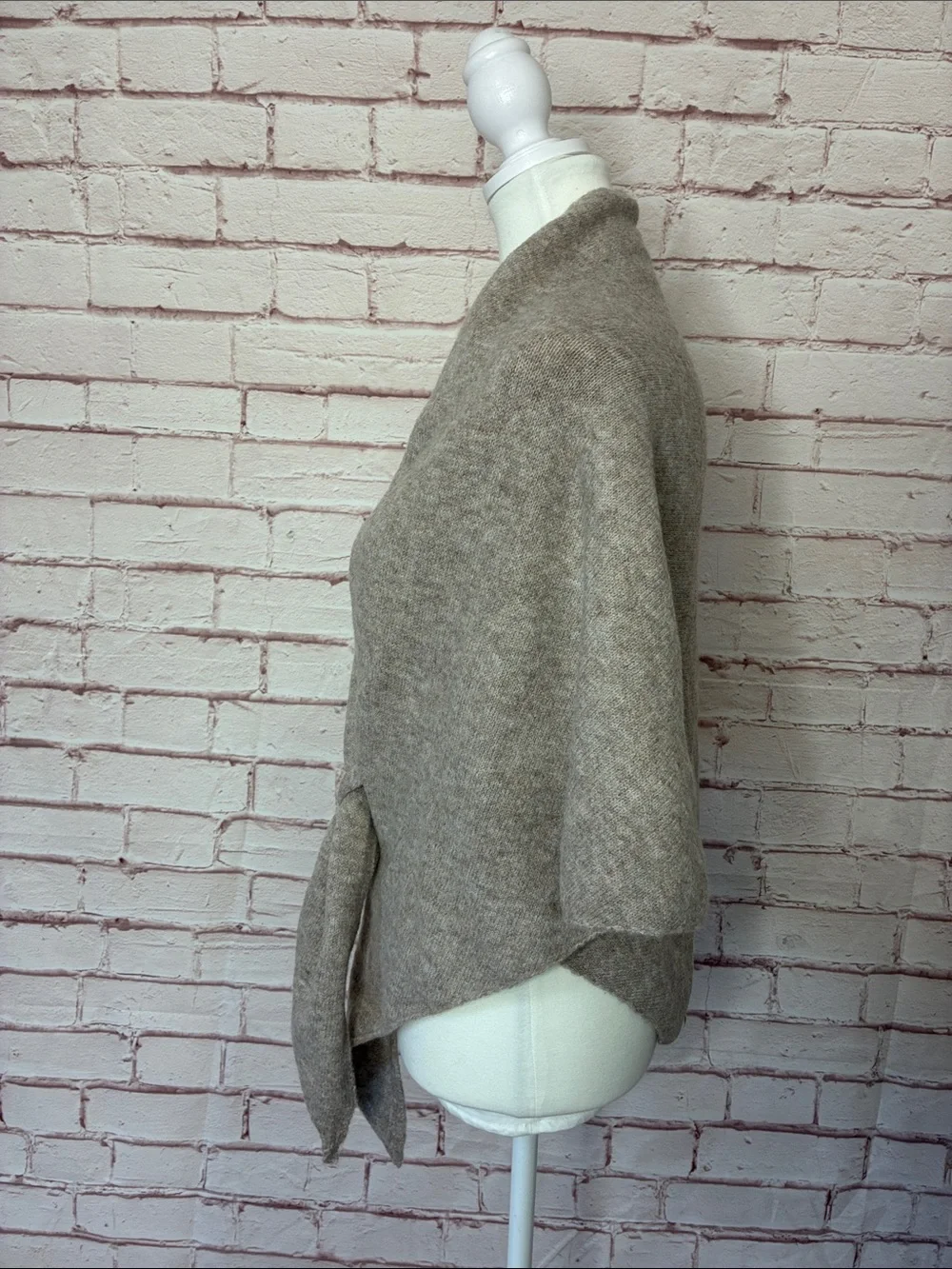Yekee Triangle Sweater Knit Shawl Wrap Like New